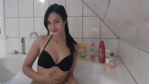 YoungDevotion Porno Video: Notgeil in der Badewanne!